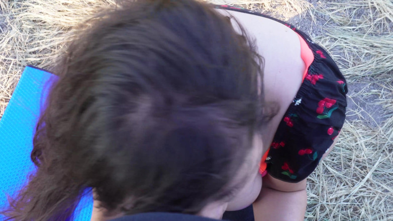 VickyVixen: Quickie Outdoor Blowjob