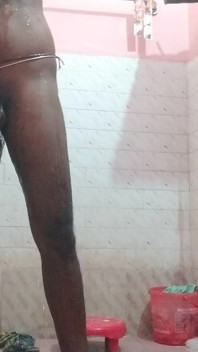 熱いシャワーを浴びている間に覗く男性たちの視点で言い、彼女に私の大きな黒いペニスを見せてあげる