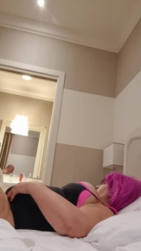 O mamă sexy cu forme este futută în hotel