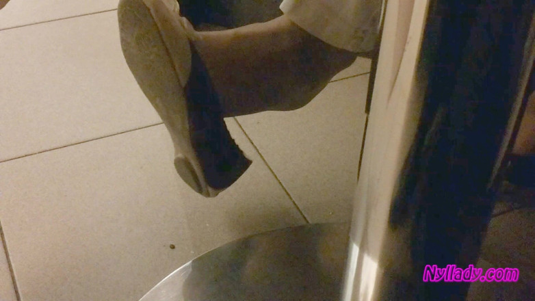 Nyllady: Nyllady Dangling v pizzerii