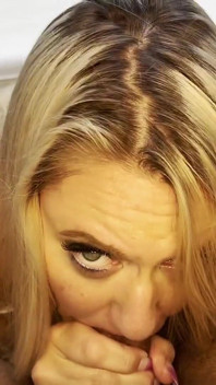 Blondýna s velkými kozami saje cizince
