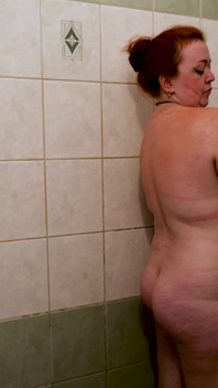 Naakte Nicole Bunny onder de douche