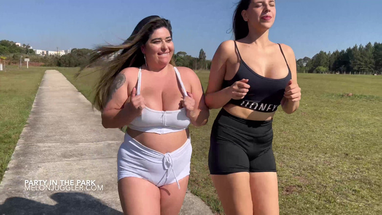 Busty BBW Latinas: Bystiga BBW lesbiska som har sex i en park