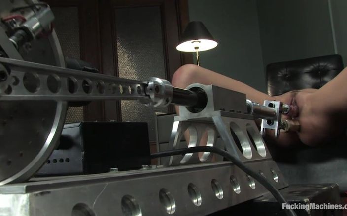 Fucking Machines by Kink: Zahraniční terriority - Poppy Morgan