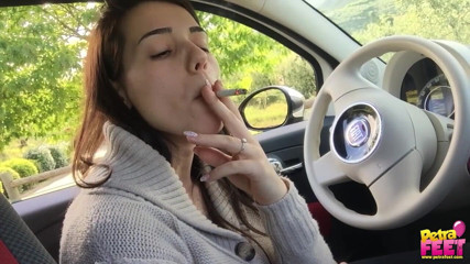 Smokin Fetish: Горячая тинка курит в машине