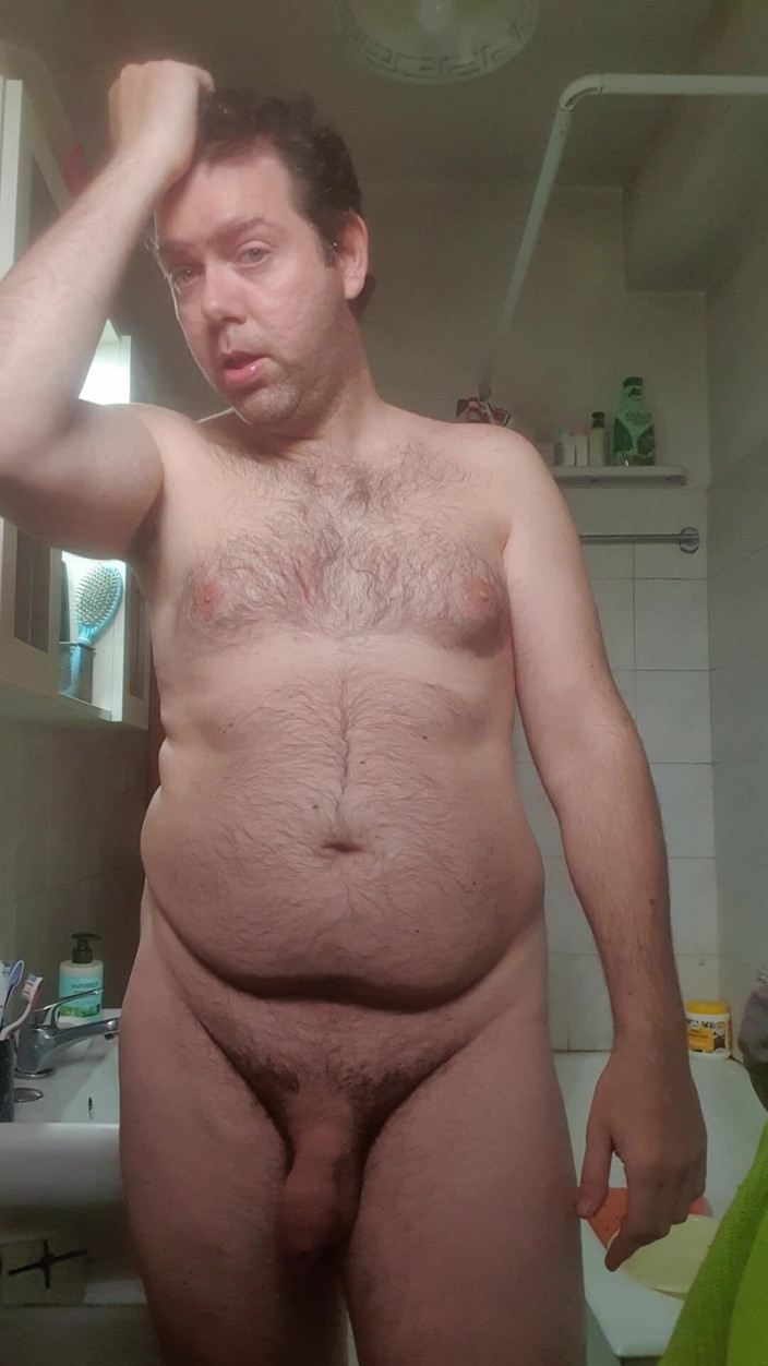 Mirko2589: Ganz nackt zu hause
