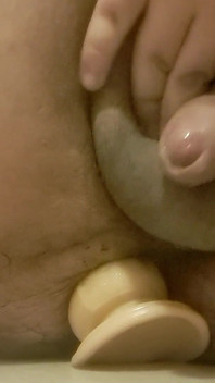Sissy si cewek gemuk lagi asik muasin memeknya pakai mainan seks