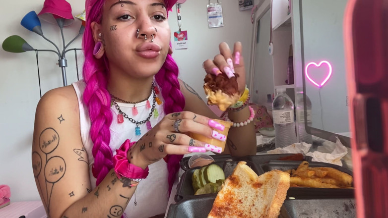 Nali Marie: Pikantní jídlo Mukbang Vlog Extra Sexy Mozzarella Sticks