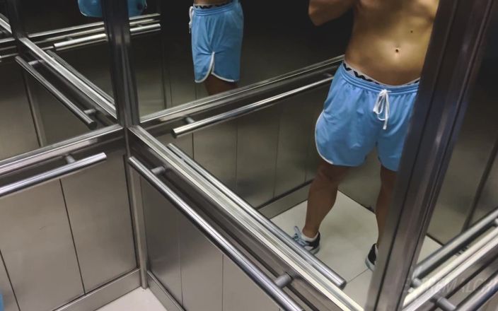 Extremalchiki: लिफ्ट में पूरी तरह से नग्न लंड