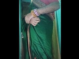 Gauri Sissy: Indian Gay Crossdresser Gaurisissy în sari verde apăsându-și sânii mari și futându-se...