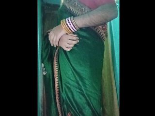 Gaurisissy: Indian Gay Crossdresser Gaurisissy w Zielonym Sari naciskając jej duże...