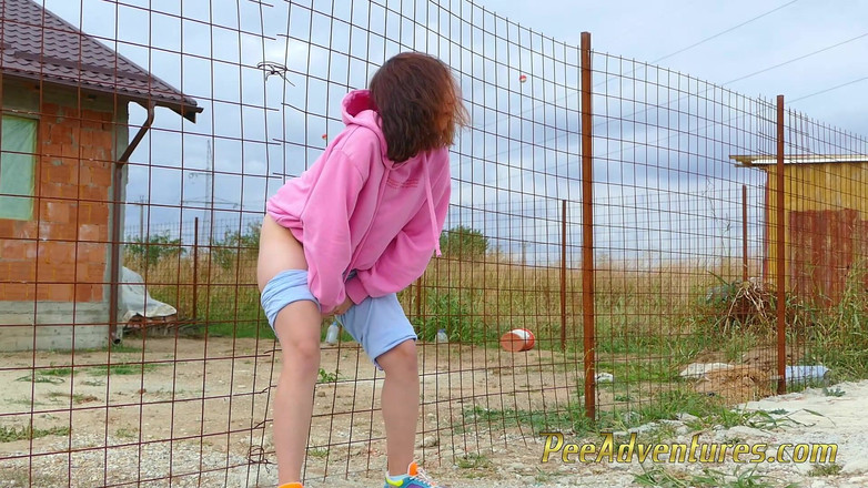 Pee Adventures: Ragazza dell'hipster disperata che prova a fare pipì duramente