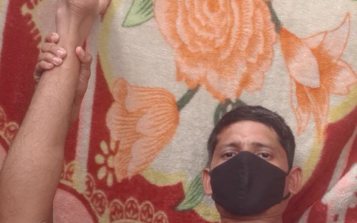 Che: Дупа чорношкірого великого пестощів пальцями індійського чоловіка