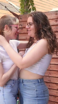 Lesbian lagi asik ciuman mesra & celana jins wetting w rosa &carrie
