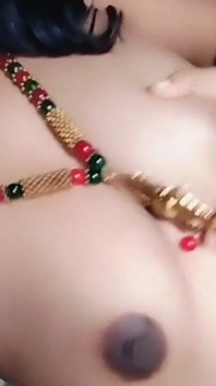 Desi Bhabhi masturbace o svatební noci