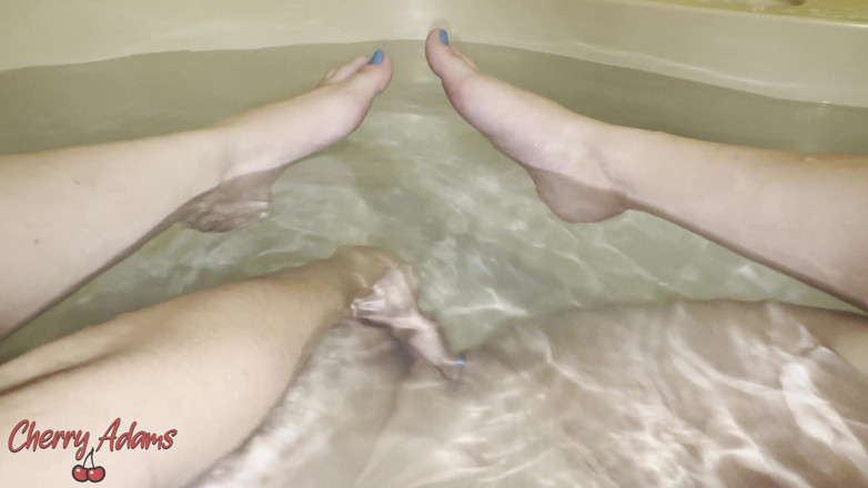 Cherry Adams: Fingering My Pussy and Exhibiting My Feet at the Bathtub
