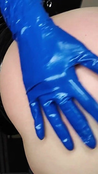 Nhân viên latex đụ tù nhân cao su của anh ấy bằng dây đeo