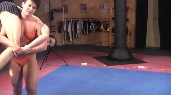 European Lift and Carry Club: Samantha Sunny trong trò chơi đấu vật với con trai của...