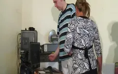 Franse tiener en milf delen samen een beladen pik