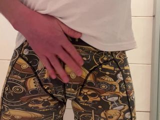 Rica Rezz: Băiat slab cu bucătar mare se pișă și se masturbează până...