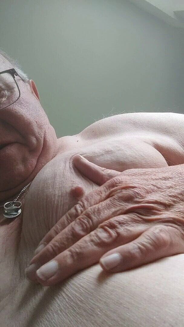 Karlchengeil: 爱我的乳头！