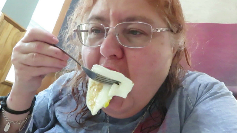 BBW nurse Vicki adventures with friends: Mẹ kế và tôi ăn