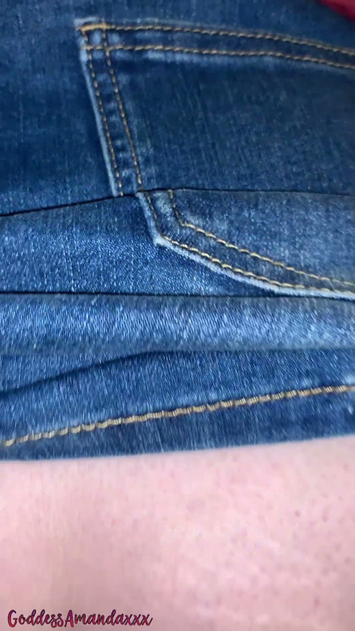 Goddess Amanda: Peeing in Short Skirt &amp; No Panties