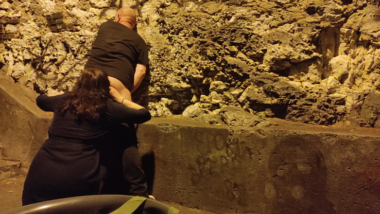 Toilet Mommy: 继母舔舐她继子毛茸茸的屁股并让他射精