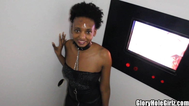 Glory Hole Girlz: La schiava nera glory incatenata succhia cazzi troia!