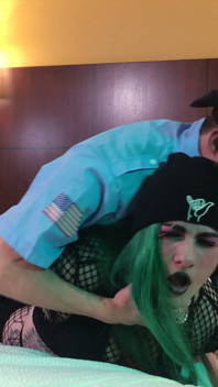 Polizist fickt goth sissy