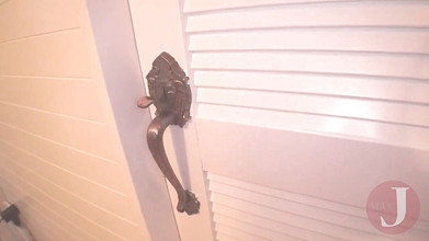 Asian happy ending: La ragazza asiatica succhia il cazzo in bagno