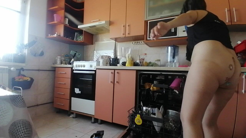 Mirsur: Madrastra Sexy Hace Desayuno, Coño Peludo, Tetas Grandes