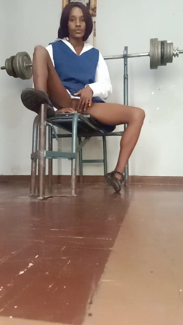 hothouse18xxx: Une fille sexy de 18 ans se caresse la chatte