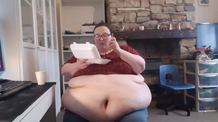 SSBBWLadyBrads: 脂っこい食べ物で太った顔を詰め込む