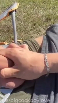Voják veřejně snížil svůj zadek s velkým čůrákem na mrdku bez sedla. Šukej, je to sexy
