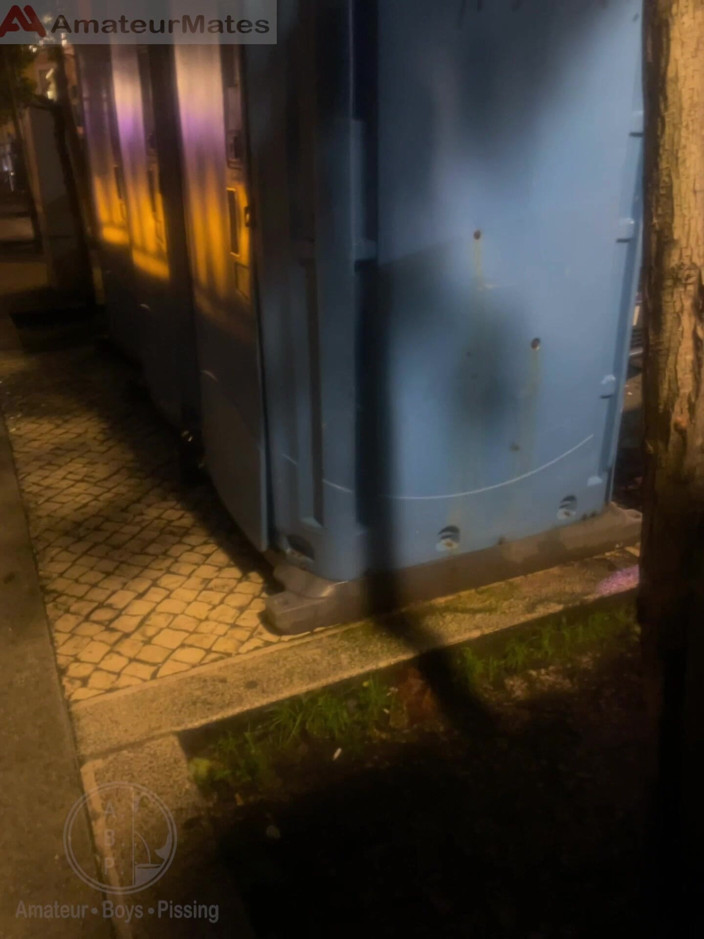 AmateurBoysPissing: Ragazzo Amatoriale Apre I Bagni Pubblici in Strada, Sorprende Il...