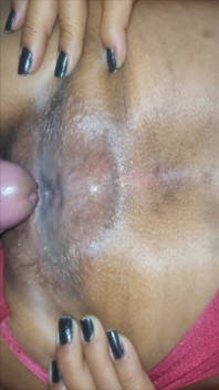 후장 주름에 자비 없이 후장을 주는 갈색 머리