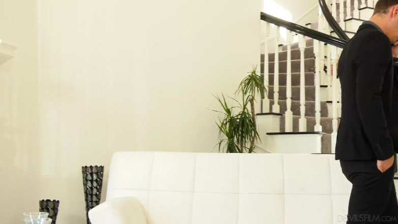 Devils TGirls: Blonďatá Trans kočka Sarina Valentina Buttfuked v punčochách