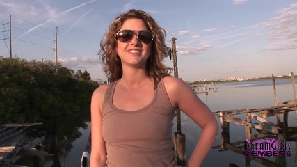 Dream Girls: Kısa etekli amcık çekimleri ve açık havada meme teşhiri