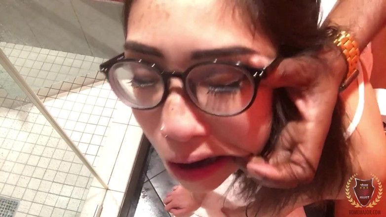 Rome Major: Roma Major follando tarde en el baño con Eva Yi