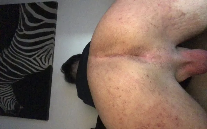 GayCubsbear: Acariciando e dedando no meu sofá