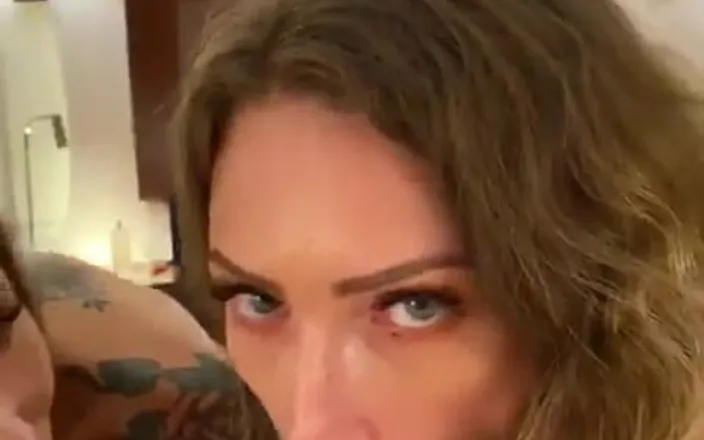 Adreena Winters: Vzácné pozorování! Já a Ava Austen spolu škádlíme nějakého čůráka ... Kéž bys...