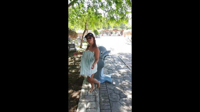 ExpressiaGirl: Expressiagirl, demi-sœur sexy, exhibe ses atouts dans un parc aquatique...