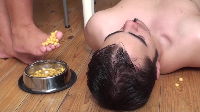 Foot Girls: Breakfast served from her feet