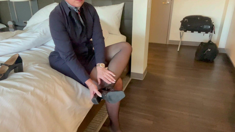 Flight Attendant Fiona: Фа Фіона готується летіти і розважатися пізніше сьогодні ввечері