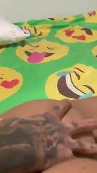 Jovem Pauzuda Dando O Cuzinho No Estudio De Tatuagem
