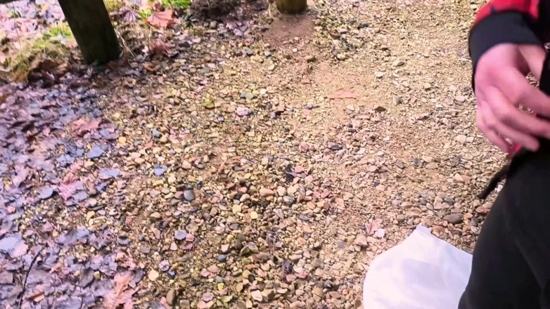Bouncy Tits Action: Caminhando nua enquanto chicoteia os peitos