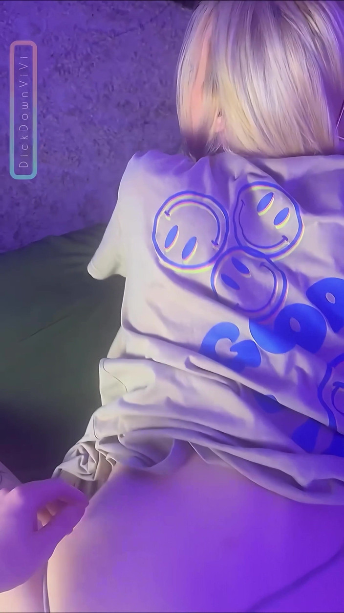 DickDownViVi: ゴージャスな巨尻ブロンドが中出しを獲得