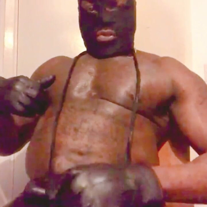 Black smoking muscle stepdad: Latexová výbava kouřová kapuce s velkým černým pérem porno Edging
