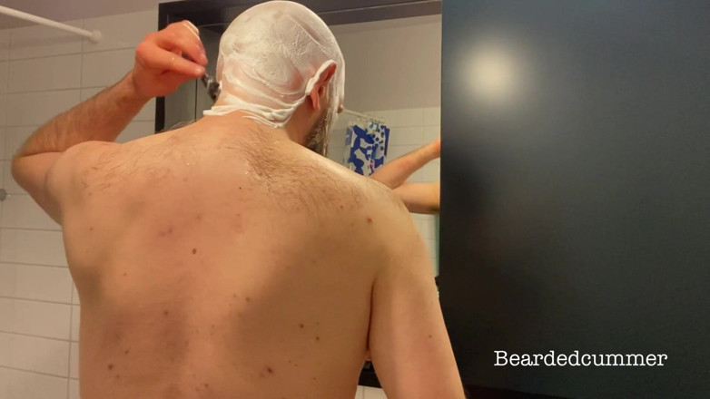 Beardedcummer: Táta medvěd si holí holou hlavu, žádné sperma